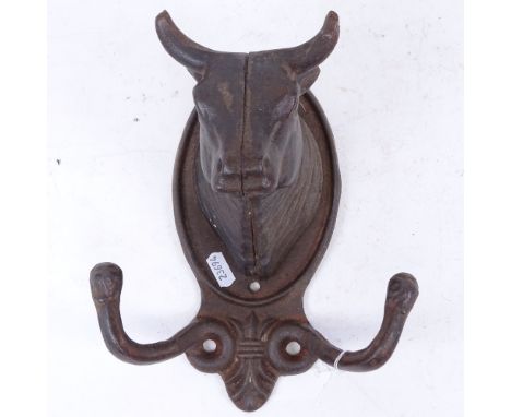 A Vintage cast-iron bull wall-hanging coat hanger, backplate height 26cm 