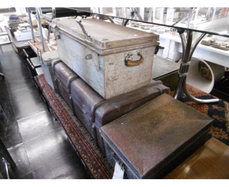 A 1920S OLD STEAMER TRUNK AND FOUR ASSORTED TIN TRUNKS