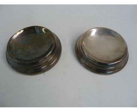 A pair of George V silver hallmarked trinket trays, circular form with concave top and stepped base, 9.5cmW