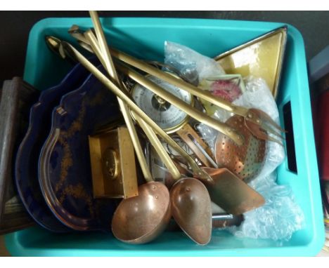 A mixed box to include an Imhoff brass carriage clock, Mason's Ironstone 'Brocade' triangular serving dish, a green glazed tr