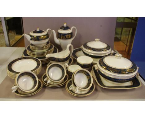 Extensive Wedgwood "Columbia" dinner set comprising 6 dinner plates, 6 side plates, 6 bowls, 6 trios, 2 lidded tureens, platt