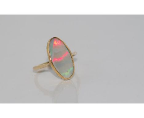 15ct yellow gold and opal ring red broad flashes, weight: approx 1.98 grams, size: J/5