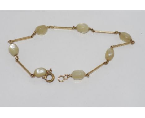 Vintage 9ct yellow gold and MOP bracelet weight approx 4.1 grams