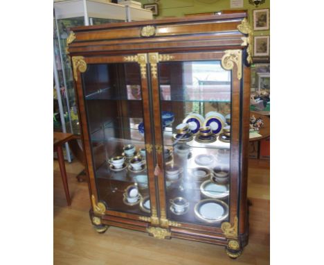 Superb French ormolu mounted display cabinet with parquetry inlay sides and cross banded doors opening to a mirror back inter