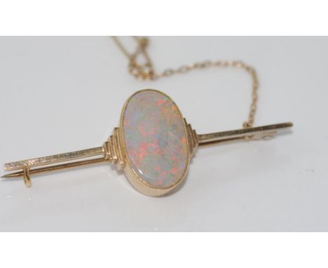 Good 9ct yellow gold brooch with solid opal weight: approx 5.37 grams