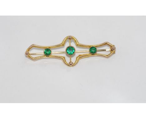 Vintage 9ct gold and green stone bar brooch marked 9ct T&S, weight: approx 1.7 grams