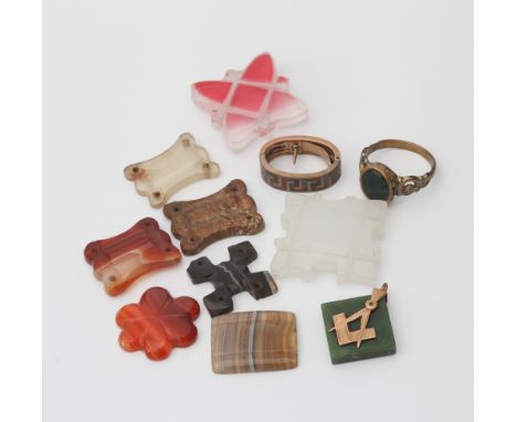 Collection of agate and hardstones to include green hardstone pendant with masonic emblem motif, gilt metal tie pin, antique 