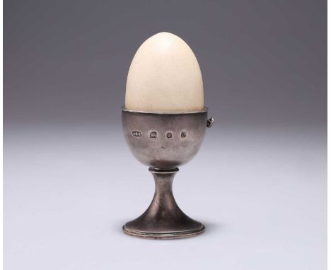 AN ELIZABETH II SILVER NOVELTY EGG TIMER by Anthony Gordon Elson, London 1980, realistically modelled as a silver egg cup and