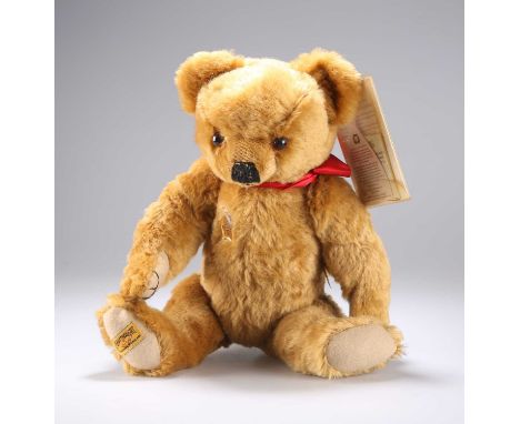 A MERRYTHOUGHT LIMITED EDITION "CHUMMY" REPLICA BEAR no. 140 of 250, with growler.  42.5cm long