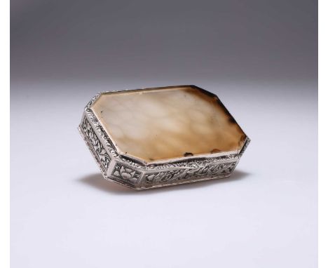 AN EARLY 19TH CENTURY CHINESE SILVER AND AGATE SNUFF BOX apparently unmarked, rectangular with canted corners. 9.5cm wide