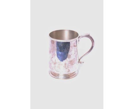 An Edwardian sterling silver mug, plain tapering form with S scroll handle, by John Edward Wilmot, Birmingham 1905, 9.70ozt.