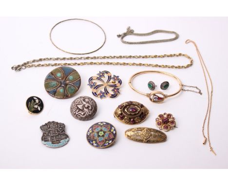 A collection of unmarked yellow metal jewellery items, to include a Victorian pinchbeck and amethyst brooch, other silver ite