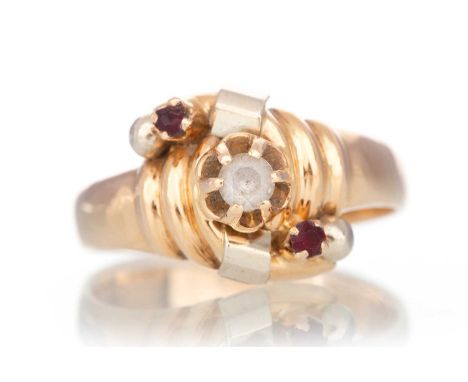 RUBY AND DIAMOND RING set with one diamond flanked by two small rubies, indistinctly marked, size SQty: 6.9g