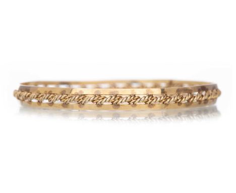 GOLD BANGLE 20TH CENTURY in nine carat gold, with central ropetwist designQty: 8.3g