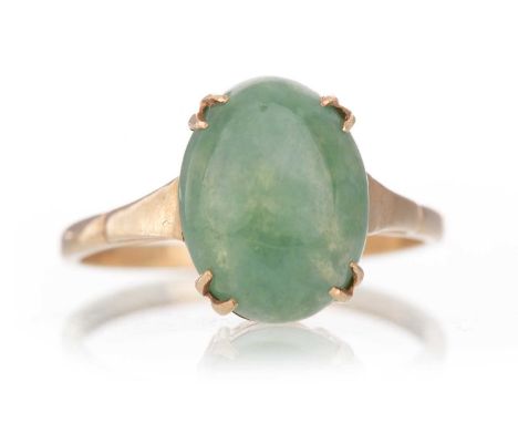 JADE RING set with a cabochon oval stone, in nine carat gold, size OQty: 2.6g