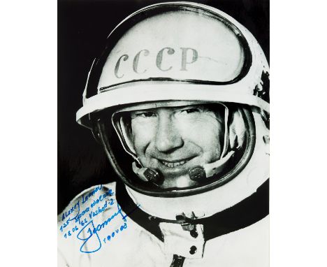 NO RESERVE Space.- Cosmonauts.- Alexei Leonov, the first man to conduct a space walk, ?gelatin silver print, ink signature da