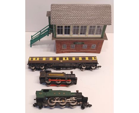 N GAUGE - GRAHAM FARISH PRAIRIE TANK &amp; MK1 BR COACH, SHREDDED WHEAT 0-6-0 &amp; CARD HALWILL JUNCTION SIGNAL BOX