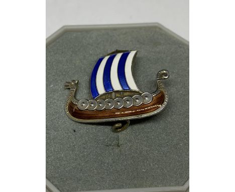 A MARKED SILVER AND ENAMEL BROOCH OF A VIKING SHIP WITH A PRESENTATION BOX 