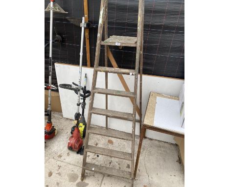 A VINTAGE 6 RUNG WOODEN STEP LADDER 