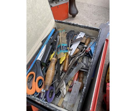 AN ASSORTMENT OF TOOLS TO INCLUDE SAWS, SCREW DRIVERS AND CHISELS 