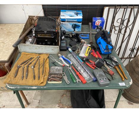 AN ASSORTMENT OF TOOLS TO INCLUDE DRILL BITS, TORCHES AND A WOOD PLANE ETC 