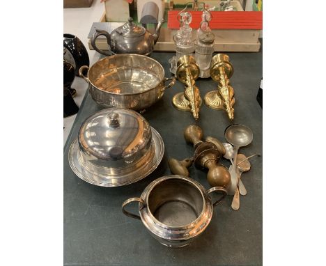 AN ASSORTMENT OF METAL ITEMS TO INCLUDE SILVER PLATED BOWLS AND VINTAGE BRASS DOOR KNOBS 