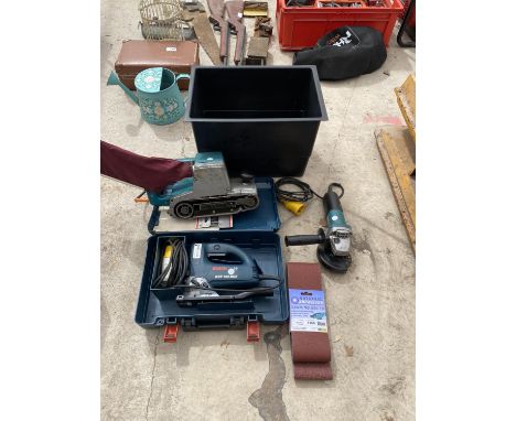 AN ASSORTMENT OF POWER TOOLS TO INCLUDE A BELT SANDER, A BOSCH JIGSAW AND A MAKITA GRINDER ETC 