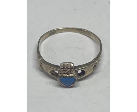 A MARKED 925 IRISH CLADLAGH RING WITH A BLUE STONE SIZE R IN A PRESENTATION BOX 