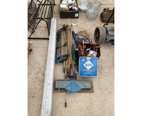 AN ASSORTMENT OF TOOLS TO INCLUDE A GRINDER, A DRILL AND DRAINING RODS ETC 
