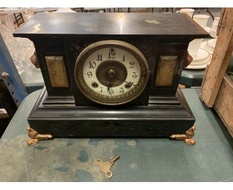 A VICTORIAN ORNATE MARBLE AND SLATE MANTLE CLOCK WITH LION HEAD DECORATION TO SIDES (KEY) 