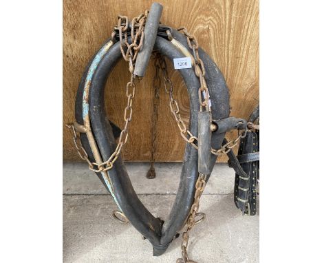 A VINTAGE HEAVY HORSE HEAD COLLAR 