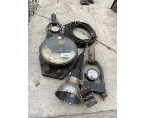 AN ASSORTMENT OF VINTAGE ITEMS TO INCLUDE A LIGHT, AND TWO VOLT METERS ETC 
