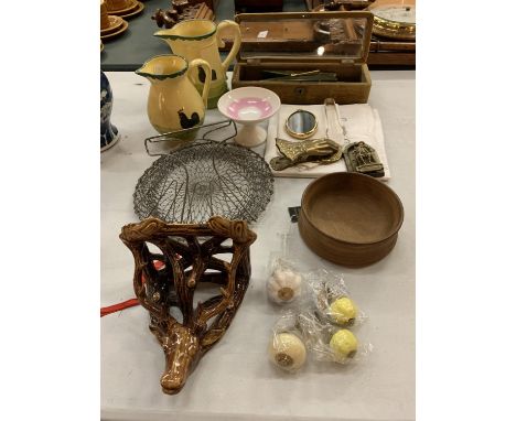 AN ASSORTMENT OF VARIOUS ITEMS TO INCLUDE TWO JUGS, A SMALL CERAMIC WALL SCONCE IN THE FORM OF A DEER, A VINTAGE OBLONG DISPL