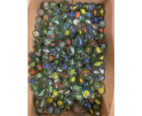 A QUANTITY OF VINTAGE MARBLES 