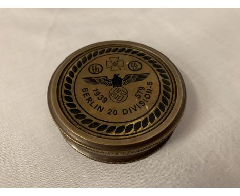 A BRASS GERMAN STYLE COMPASS ENGRAVED 'BERLIN 20 DIVISION - S' DIA: 7.5CM 