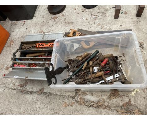 AN ASSORTMENT OF HAND TOOLS TO INCLUDE SAWS, CHISELS AND A TOOL BOX ETC 