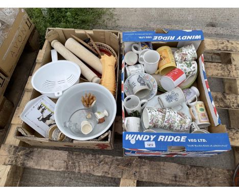 AN ASSORTMENT OF HOUSEHOLD CLEARANCE ITEMS TO INCLUDE CERAMIC MUGS AND KITCHEN ITEMS ETC 