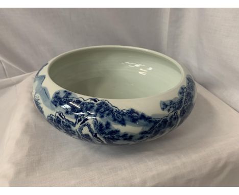 A LARGE HEAVY BLUE AND WHITE CERAMIC BOWL WITH ORIENTAL DECORATION DIA: 32CM 