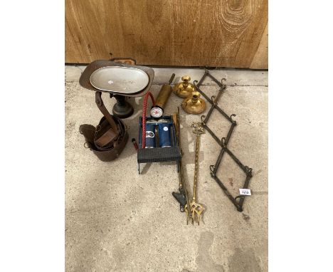 AN ASSORTMENT OF VINTAGE ITEMS TO INCLUDE SCALES, BRASS TOASTING FORK, AND BRASS CANDLE HOLDERS ETC 