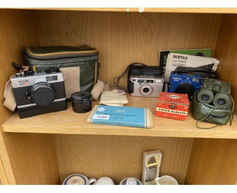 AN ASSORTMENT OF VINTAGE CAMERA EQUIPMENT AND BINOCULARS TO INCLUDE A RICOH 500 ST CAMERA ETC 