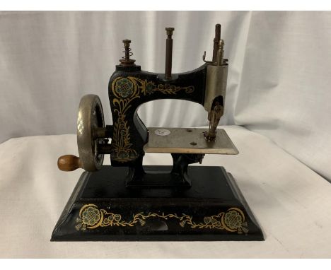 A VINTAGE MINIATURE 'CASIGE' HAND SEWING MACHINE H: 20CM 