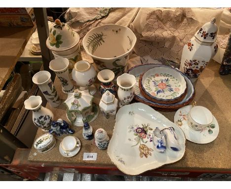AN ASSORTMENT OF CERAMIC WARE TO INCLUDE SMALL DECORATIVE VASES AND PLATES 
