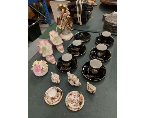 A SELECTION OF VARIOUS CERAMIC WARE TO INCLUDE A GROUP OF COALPORT DOLL'S TEAWARE AND CHOKIN STYLE COFFEE CUPS AND SAUCERS ET
