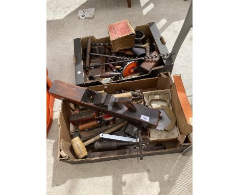 AN ASSORTMENT OF VINTAGE HAND TOOLS TO INCLUDE BRACE DRILLS AND PLANES ETC 