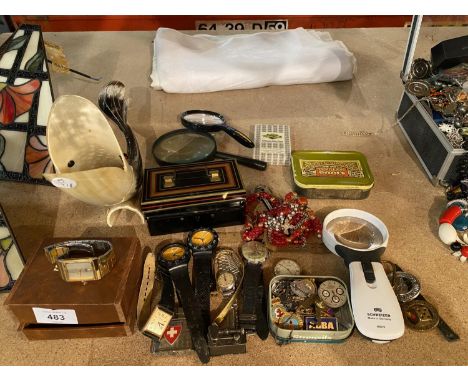 A SELECTION OF ITEMS TO INCLUDE SEVERAL FASHION WATCHES, THREE MAGNIFYING GLASSES, VINTAGE BADGES AND A DECORATIVE FISH 