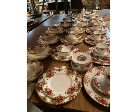 A VERY LARGE COLLECTION OF ROYAL ALBERT 'OLD COUNTRY ROSES' TO INCLUDE DINNER PLATES, SIDE PLATES, CUPS, SAUCERS, BOWLS, TRIN