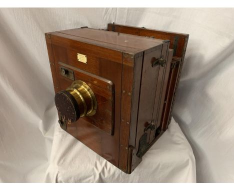 A LARGE MAHOGANY PENROSE &amp; CO VINTAGE CAMERA WITH BRASS DETAIL 31CM X 35CM X 29CM 