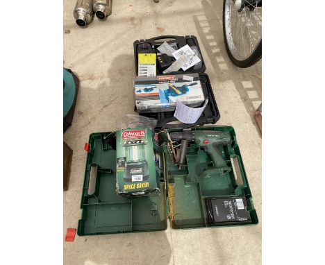 AN ASSORTMENT OF ITEMS TO INCLUDE A MACHINE VICE, BOSCH DRILL AND COLEMAN LANTERN ETC 