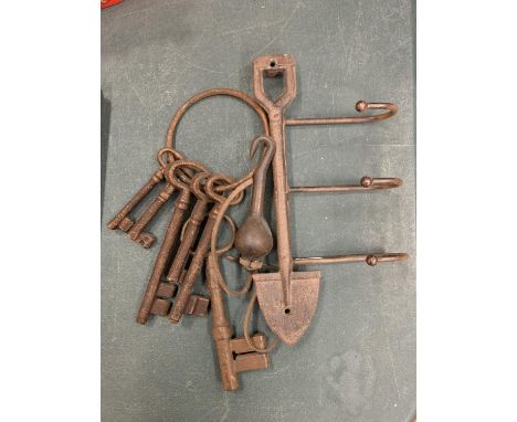 A VINTAGE METAL KEY HOOK WITH 6 LARGE KEYS AND A HOOK 