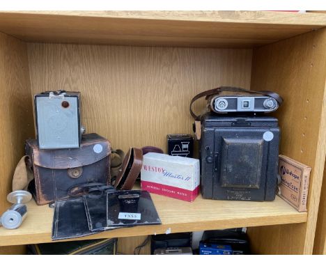 AN ASSORTMENT OF VINTAGE CAMERA EQUIPMENT TO INCLUDE A NO.2 BROWNIE CAMERA 